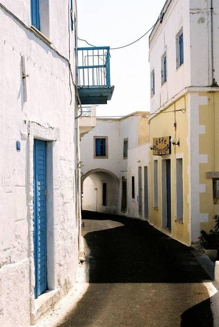 The narrow streets of Hora 