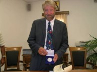 Professor Tim Gregory receives Kythera's highest award. 